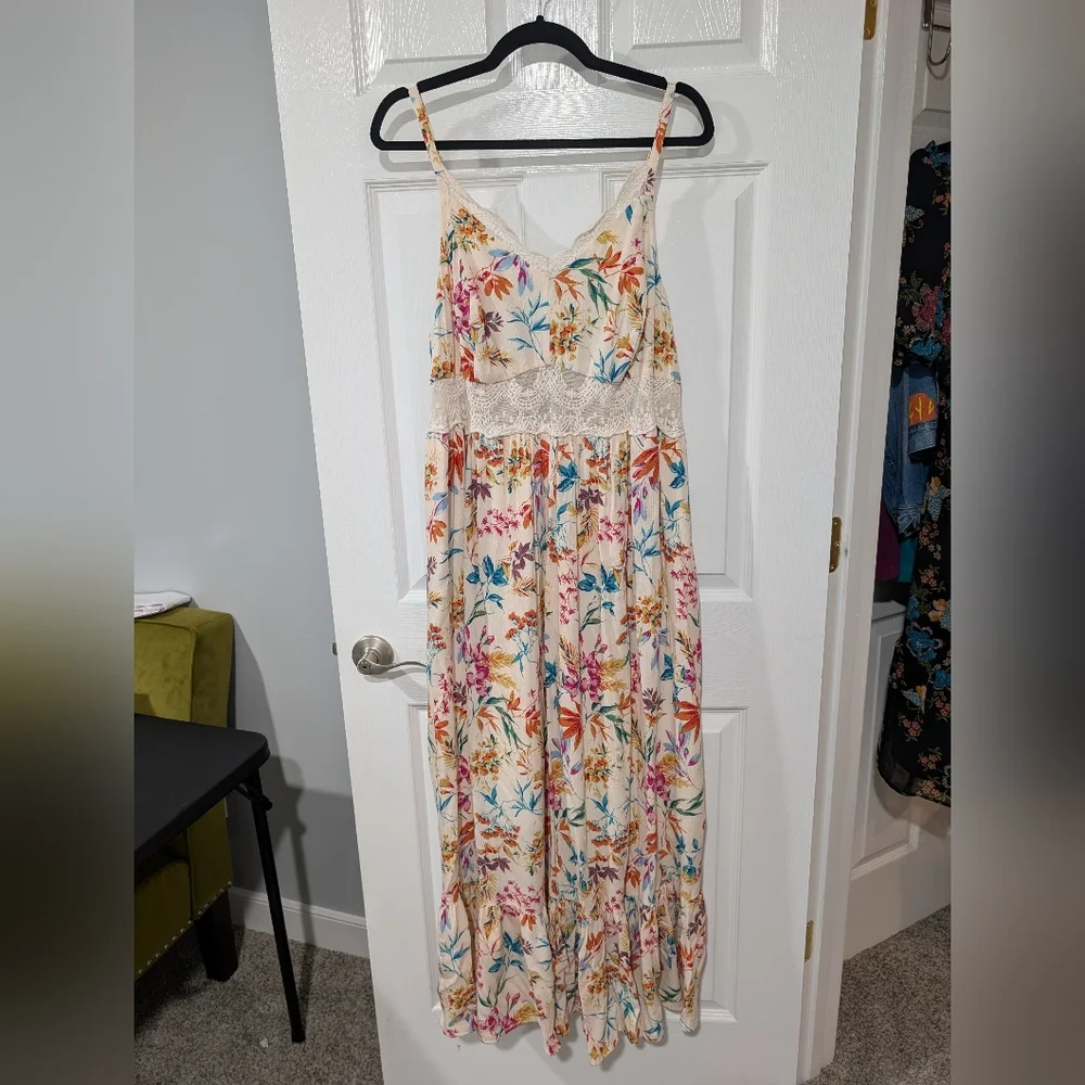 Torrid Carrie Floral Lace Inset Maxi Dress in Size 2 (18/20) - Picture 2 of 15